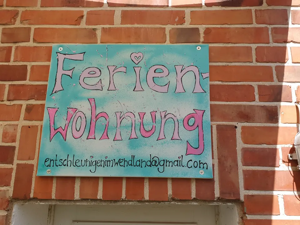 Handgemaltes Schild Ferien-Wohnung Entschleunigen im Wendland
