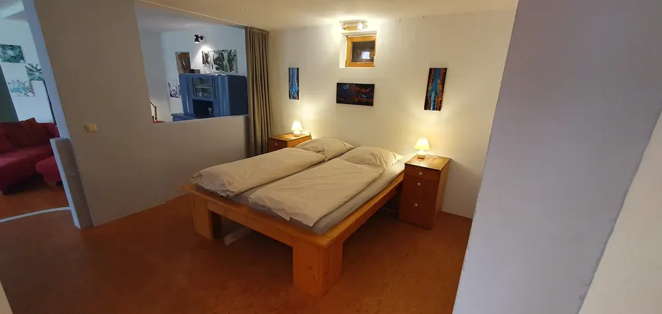 Schlafzimmer mit Doppelbett aus Massivholz
